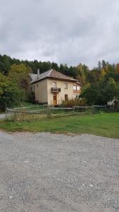 une maison avec un panneau sur son côté dans l'établissement Station de montclar, à Saint-Jean