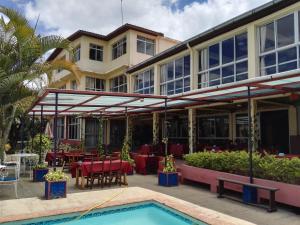 un complexe avec une piscine et un bâtiment dans l'établissement Hôtel - Appartement meublé " LES FLOTS BLEU ", à Antananarivo