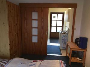Habitación con cama y cocina con puerta en Smans Fewo, en Neustadt in Holstein