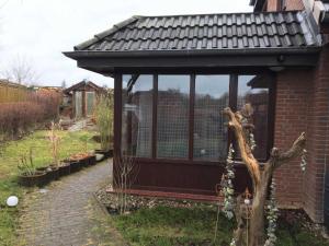 una gran jaula de aves en un jardín en Smans Fewo, en Neustadt in Holstein