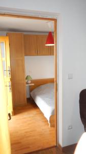 聖讓的住宿－Station de montclar，一间小卧室,卧室内配有一张床铺