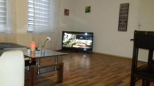 a living room with a tv and a table at Ferienwohnung Jacqueline in Tiefensee