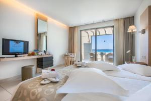 Postel nebo postele na pokoji v ubytování Astir Odysseus Kos Resort and Spa