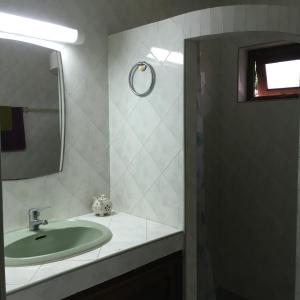 uma casa de banho com um lavatório verde e um espelho em Peaceful homestay em Rawai Beach