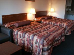Postel nebo postele na pokoji v ubytování Express Inn & Suites Eugene