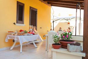 a patio with a table with food on it at Le Radici in Uggiano la Chiesa