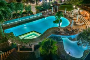 widok na basen w nocy w obiekcie Pyrgos Hotel w mieście Uranupoli