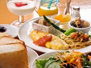 函館的住宿－夢空館膳宿公寓酒店，餐桌上摆放着食物和饮料