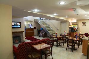 TV a/nebo společenská místnost v ubytování Corona Hotel New York - LaGuardia Airport