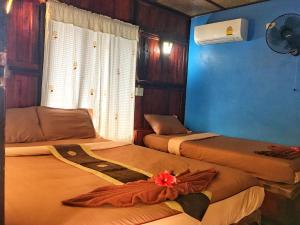 Ein Sitzbereich in der Unterkunft Phi Phi Green Hill Resort