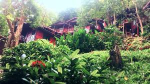Ein Garten an der Unterkunft Phi Phi Green Hill Resort