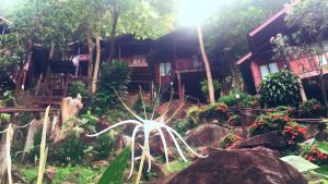 Ein Garten an der Unterkunft Phi Phi Green Hill Resort