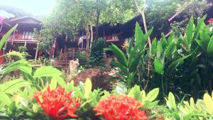 Ein Garten an der Unterkunft Phi Phi Green Hill Resort