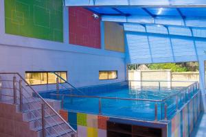 a large swimming pool in a building at Hotel Regina Resort & Convenciones in Cochabamba