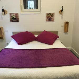 カンカルにあるle 2018のベッド1台(上に紫色の枕2つ付)
