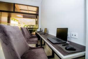 a desk with a laptop and a mouse on it at Hotel Regina Resort & Convenciones in Cochabamba