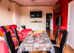 Televízia a/alebo spoločenská miestnosť v ubytovaní Unique Cozy Scenic Penthouse