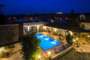 Bazén v ubytování The Elite - Oradea's Legendary Hotel nebo v jeho okolí