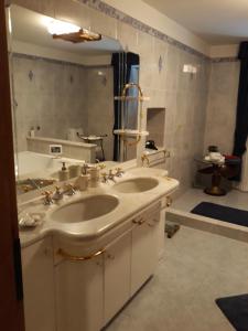 A bathroom at La Villa Még 37 kép