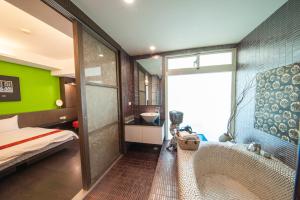 馬公市的住宿－海灣灣民宿，卧室配有床和浴缸
