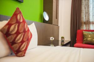 馬公市的住宿－海灣灣民宿，酒店客房,配有一张床和一张红色椅子