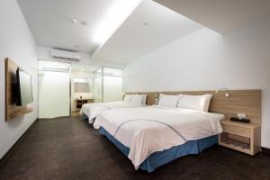 A bed or beds in a room at Xianghe Hotel