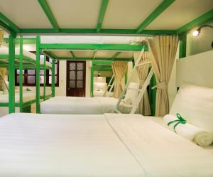Una cama o camas en una habitación de Hanoi High Five hostel