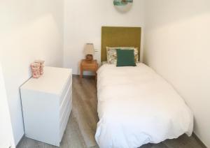コンペタにあるApartamento Athinaの白いベッドルーム(ベッド2台付) 寝台