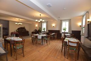 a restaurant with tables and chairs in a room at Parkhotel Ebersdorf in Saalburg-Ebersdorf