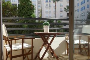 d'une table et de deux chaises sur un balcon. dans l'établissement Rouaze by Welcome to Cannes, à Cannes