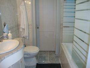 Ванна кімната в AU CHARME DES POMMIERS