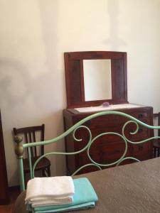 センプロニアーノにあるCasettaのベッドルーム1室(ドレッサー付きベッド1台、鏡付)