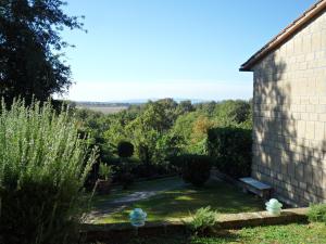 Blick auf den Garten von der Seite eines Hauses in der Unterkunft Appartamento TRE QUERCE di Guerrini Gian Carlo in Sorano