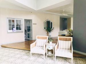 Et opholdsområde på Summer Huahin 619,2 Bedroom condo,Sea View,Near Beach&Cicada,Beautiful Swimming pool