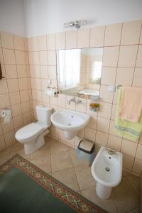 ゴルリツェにあるU Schabińskiej - Pałac w Gorlicachのバスルーム(洗面台、トイレ、鏡付)
