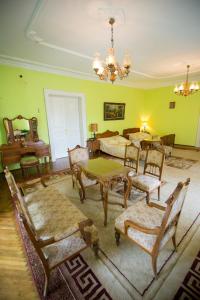 ゴルリツェにあるU Schabińskiej - Pałac w Gorlicachのリビングルーム(テーブル、椅子、ベッド付)