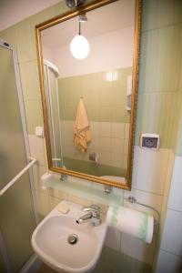 a bathroom with a sink and a mirror at U Schabińskiej - Pałac w Siarach in Gorlice
