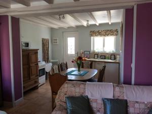 een woonkamer met een tafel en een keuken bij Papillon in Esves-le-Moutier