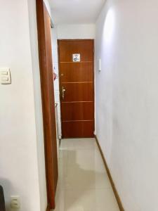 um quarto com uma porta e um corredor com um piso em Studio Botafogo Beach no Rio de Janeiro