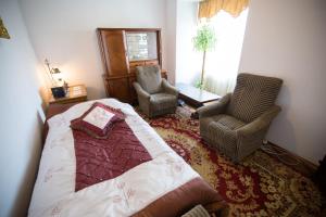 ゴルリツェにあるU Schabińskiej - Pałac w Gorlicachのベッドルーム1室(ベッド1台、椅子2脚付)