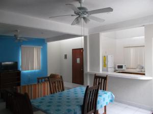 a dining room and kitchen with a table and a ceiling fan at Inmobiliaria Percales in Veracruz