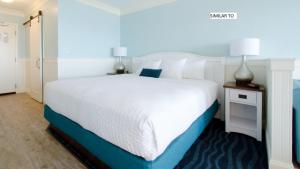 Ein Bett oder Betten in einem Zimmer der Unterkunft John Yancey Oceanfront Inn