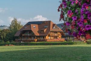 En trädgård utanför Hotel Sonne Garni