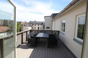 einen Balkon mit einem Tisch und Stühlen darauf in der Unterkunft KRSferie leiligheter i sentrum in Kristiansand