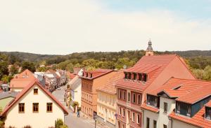 une vue aérienne sur une ville avec des bâtiments dans l'établissement Bellevue Gastgeberei, à Buckow