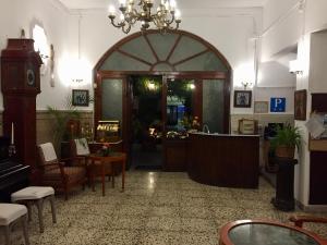 un vestíbulo con una puerta grande, una mesa y sillas en BALNEARIO LA ENCARNACIÓN en Los Alcázares
