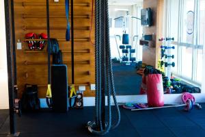una palestra con corde e attrezzature in una stanza di Mandai Flat Hotel a Cabo Frio