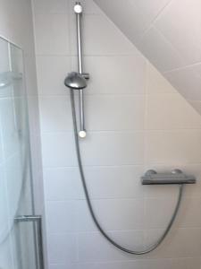 eine Dusche mit Duschkopf im Bad in der Unterkunft Studio de Pelgrim in Vrouwenpolder