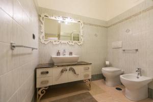 A bathroom at Lovely New home, Trastevere! Még 12 kép