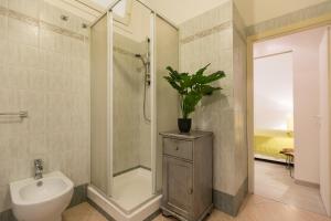 A bathroom at Lovely New home, Trastevere!